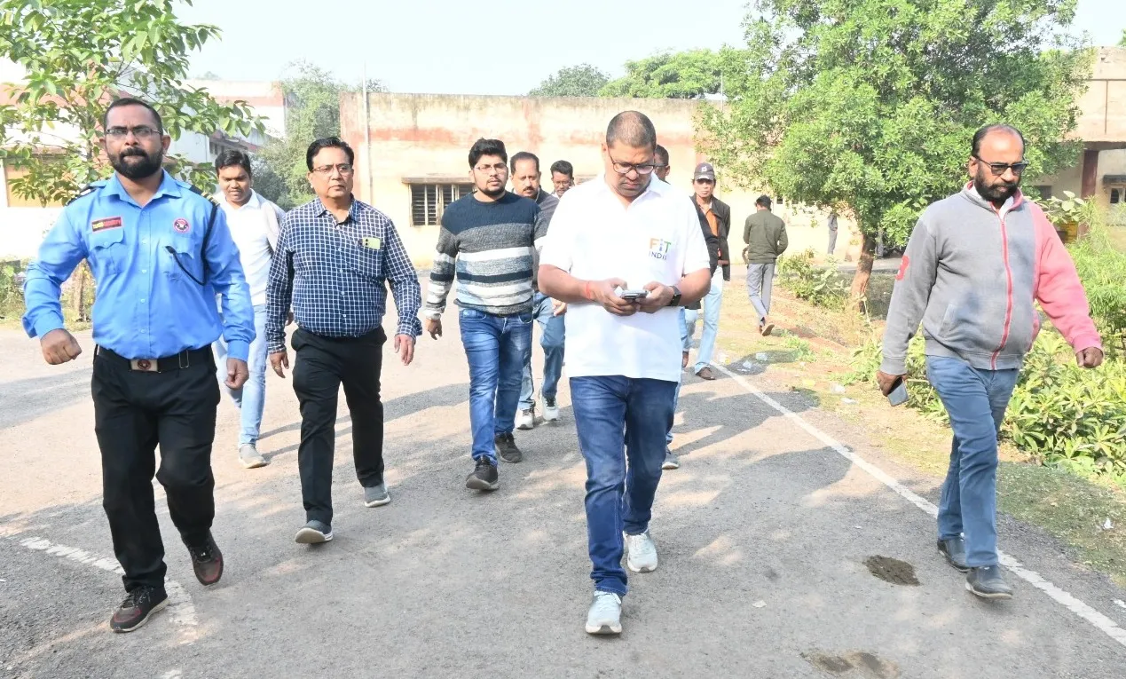 गारमेंट फैक्ट्री जल्द शुरू करने के निर्देश, आयुक्त ने बीपीओ सेंटर और एसएलआरएम सेंटर का लिया जायजा