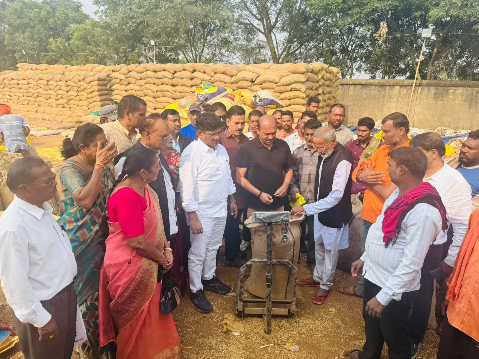 धान खरीदी में भारी अव्यवस्था, टोकन और बारदाने के लिए भटक रहे किसान