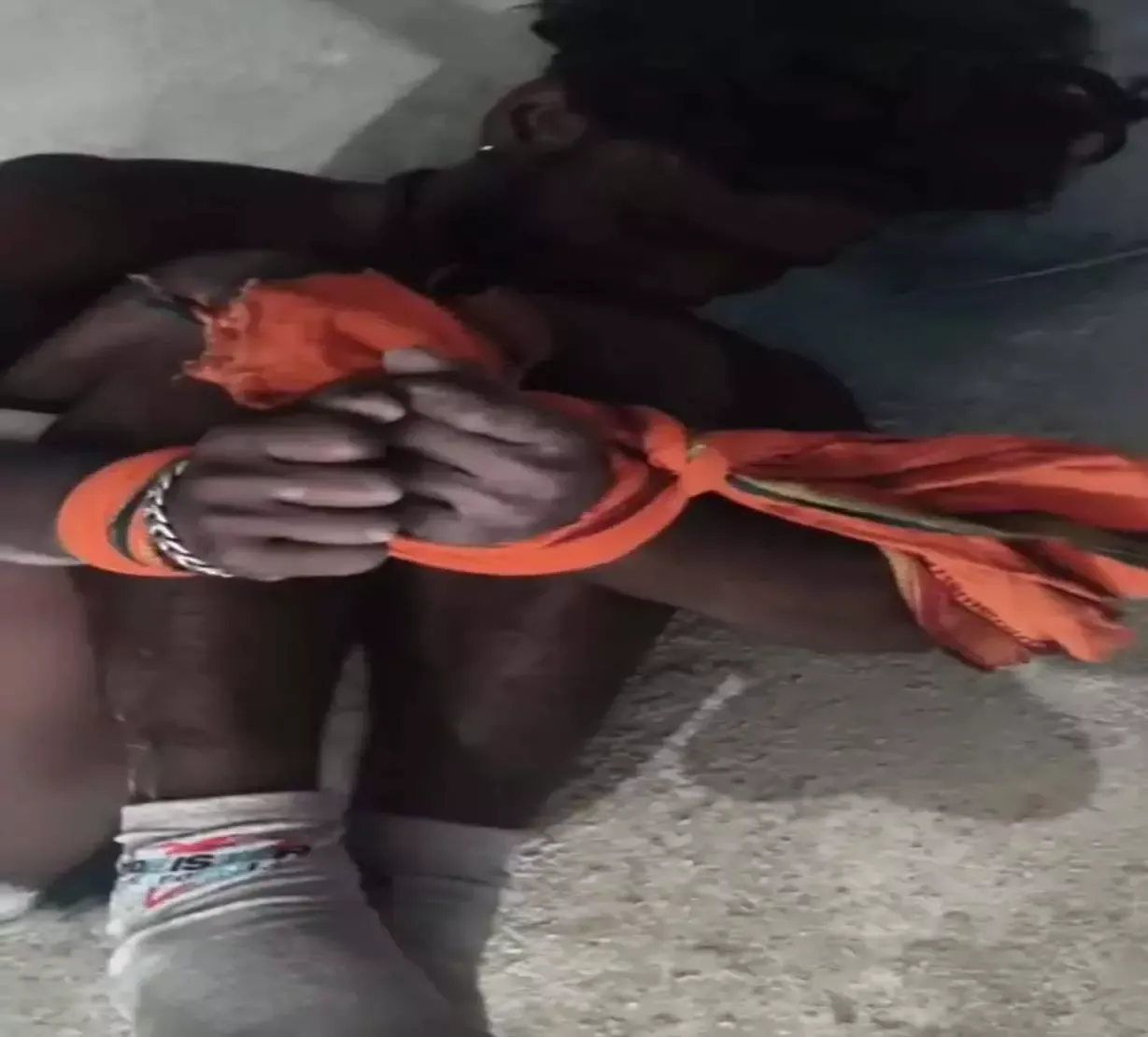 डीजल चोरी के शक में पोकलेन चालक को बंधक बनाकर पीटा, वीडियो वायरल