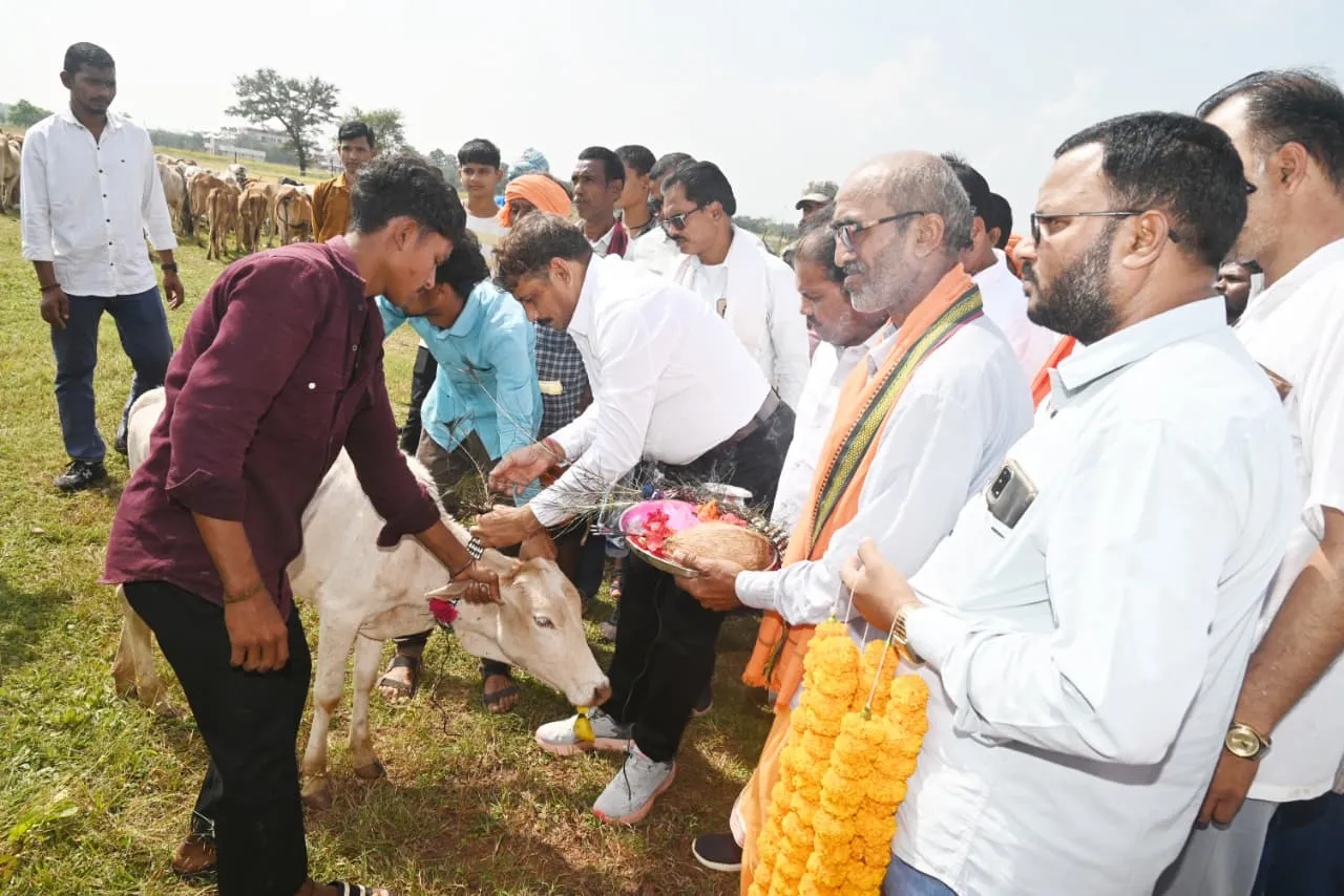 भागूटोला में अनोखी पहल: ग्रामीणों ने उठाया घुमंतू पशुओं की सेवा का दायित्व