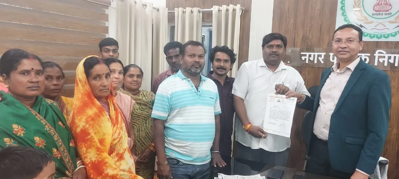 सालभर पहले बिछी पाइपलाइन, अब तक नहीं मिले नल कनेक्शन; भेदभाव का आरोप लगा आयुक्त को सौंपा ज्ञापन