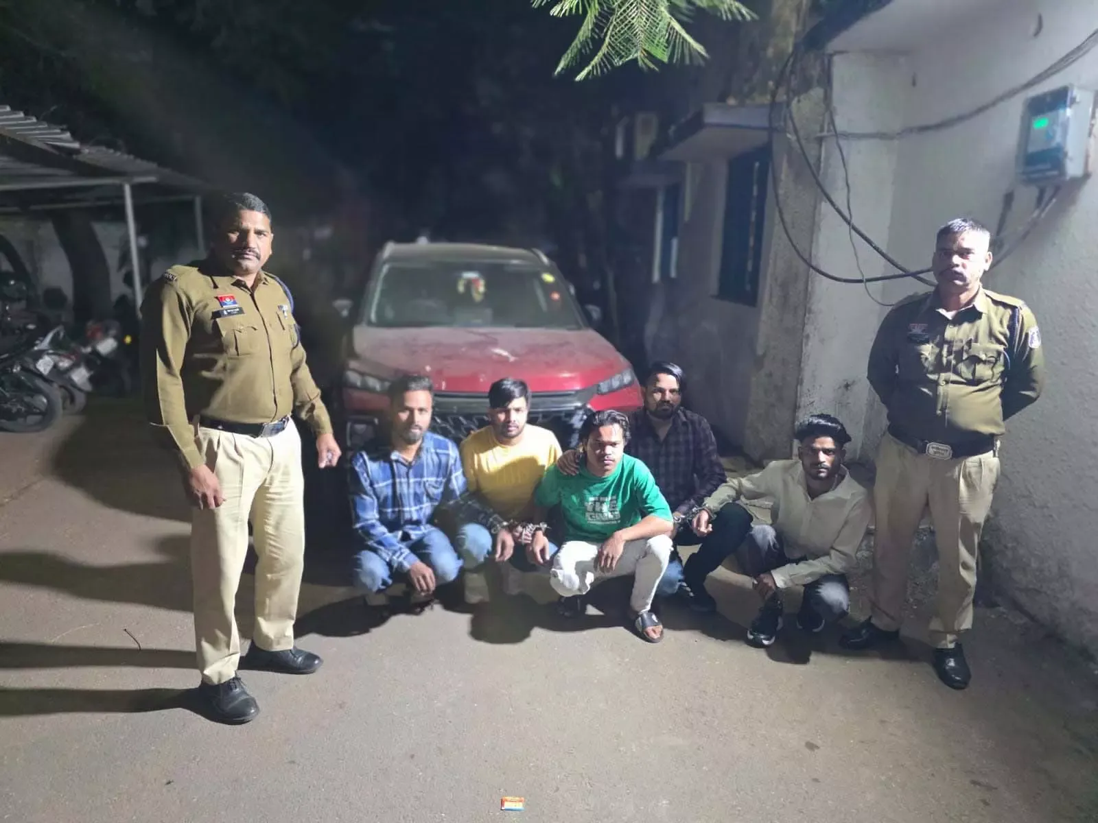 ‘सड़कछाप’ बर्थडे मनाने वाले 5 युवक गिरफ्तार