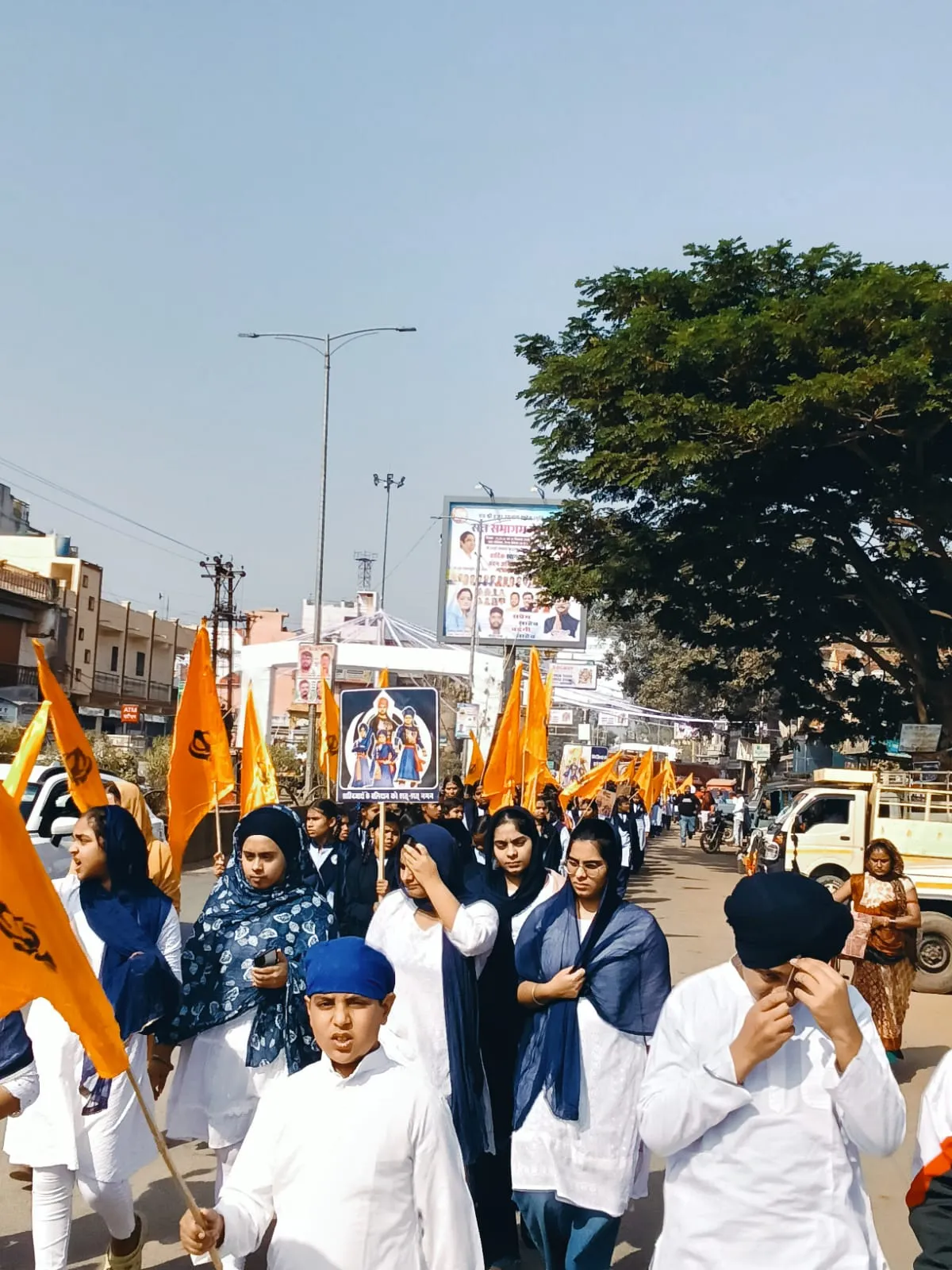 बेमेतरा में वीर बाल रैली को हरी झंडी दिखाते अतिथि और शामिल स्कूली बच्चे।