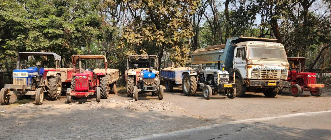 रायगढ़ में रेत माफिया पर शिकंजा: अवैध परिवहन करते 9 ट्रैक्टर जब्त, खनिज विभाग की बड़ी कार्रवाई