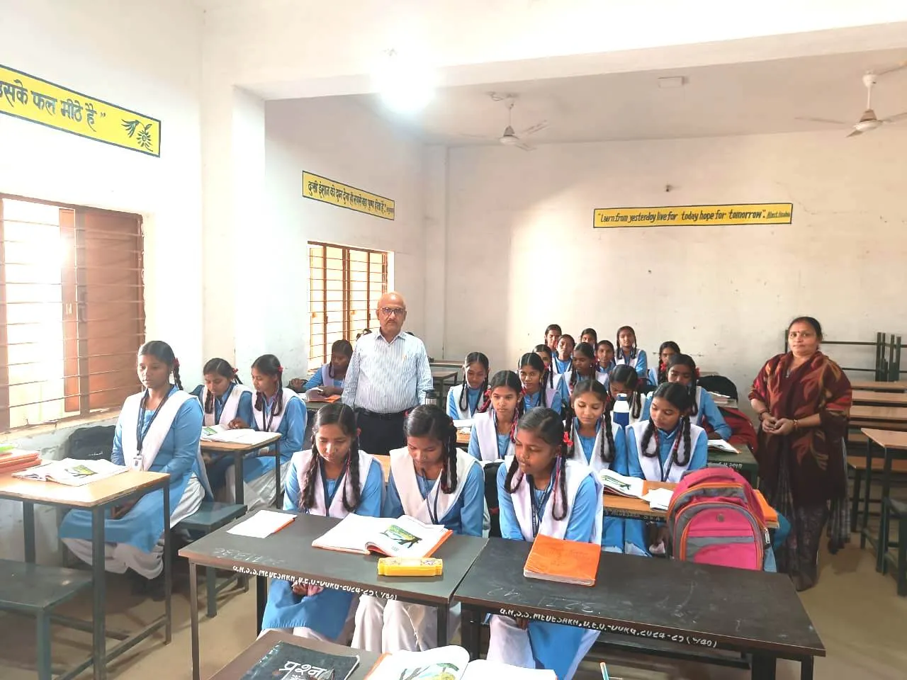 जिला शिक्षा अधिकारी का एक्शन: स्टाफ रूम में बैठे शिक्षकों को लगाई फटकार, जमीन पर बैठकर पढ़ाने वाले गुरुजी को दी शाबाशी