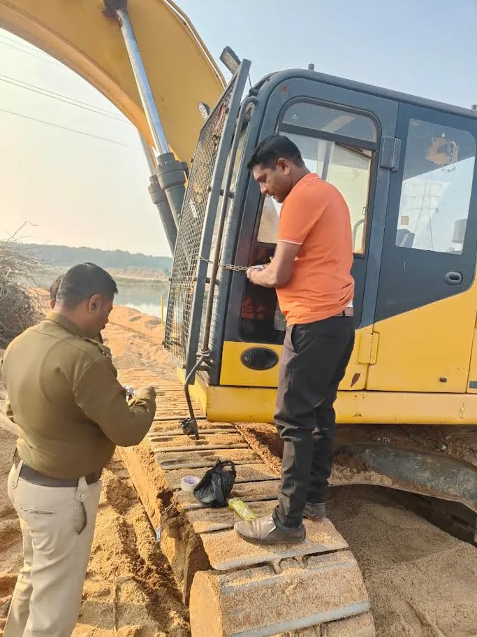 रायपुर में रेत माफिया पर शिकंजा: आरंग में खदान सील, पनडुब्बी और मशीनें जब्त; कलेक्टर ने दिए सख्त कार्रवाई के निर्देश
