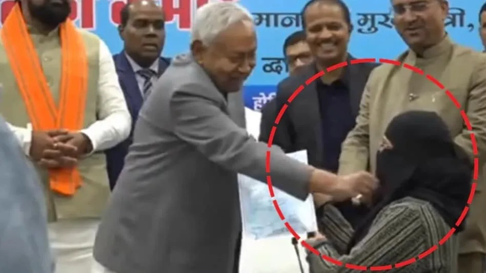 सरेआम हिजाब हटाने पर घिरे सुशासन बाबू: इल्तिजा मुफ्ती ने थाने में दी शिकायत, छात्राओं ने पूछा- क्या इसी सम्मान के लिए दिया था वोट?