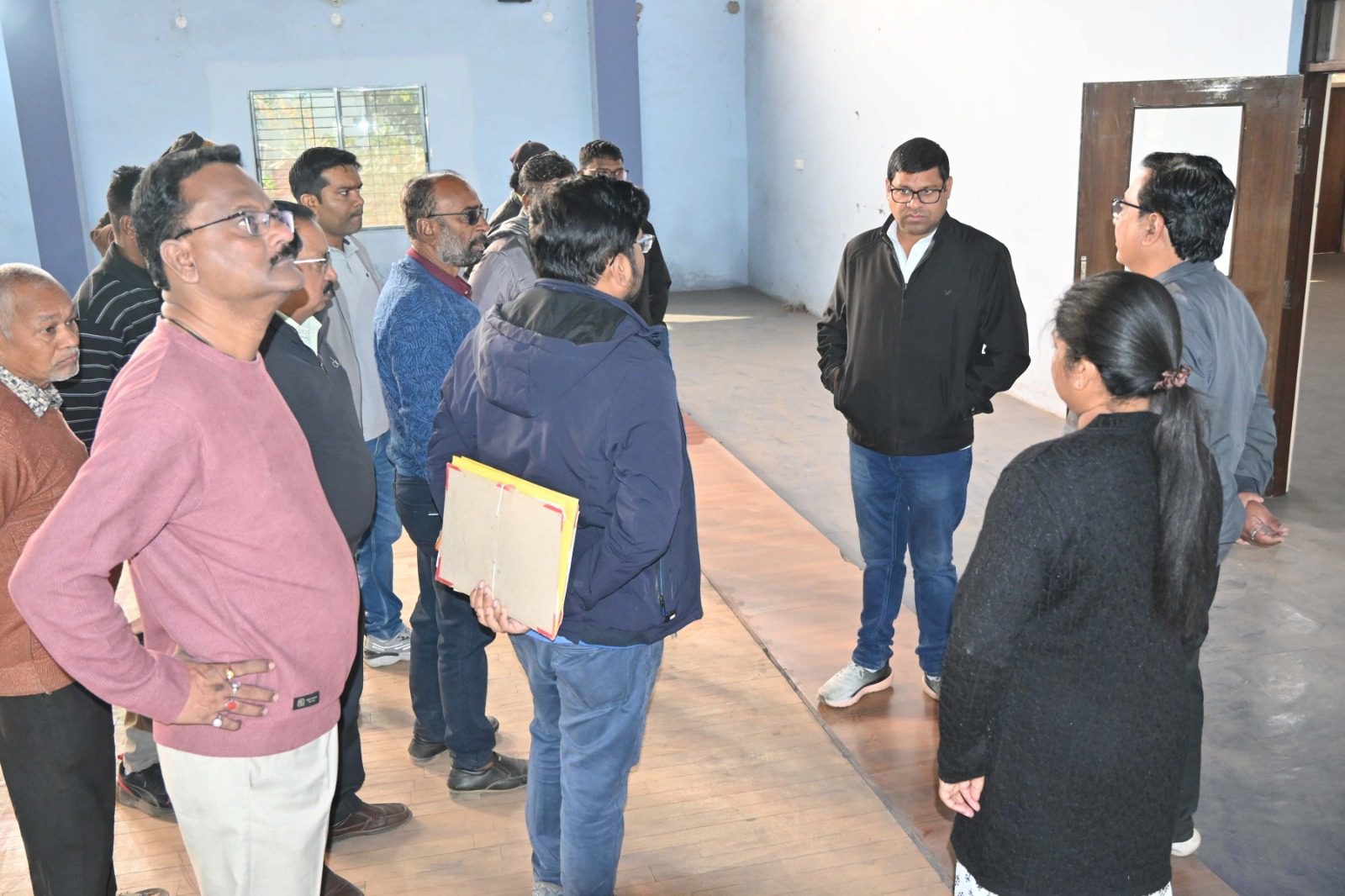 खुर्सीपार में विकास कार्यों की पड़ताल: इंडोर स्टेडियम के लिए नियुक्त होगी एजेंसी, आयुक्त ने दिए निर्देश