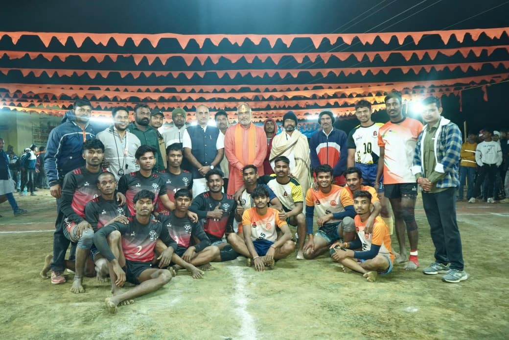 "कोनारी के मैदान में जब खिलाड़ियों के बीच पहुंचे विधायक ललित चंद्राकर, खेल और अनुशासन पर कह दी यह बड़ी बात!"