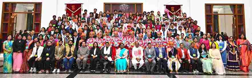 कर्तव्य पथ पर जलवा बिखेरने वाले बस्तर के कलाकारों के मुरीद हुए राष्ट्रपति, राष्ट्रपति भवन में भावुक हुए नारायणपुर के लाल