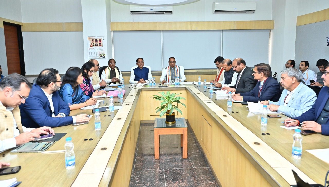 छत्तीसगढ़ बना देश का 'रोल मॉडल': 2 साल में तैयार हुए 8 लाख से ज्यादा पीएम आवास, केंद्रीय मंत्री शिवराज ने की 'मोर गांव-मोर पानी' की तारीफ