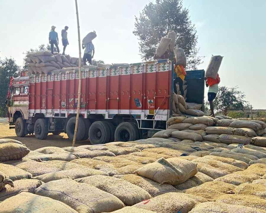 "MCB जिले में धान उठाव का 'सुपरफास्ट' रिकॉर्ड: 4.27 लाख क्विंटल धान का उठाव पूरा, प्रशासन की फुर्ती देख हर कोई हैरान!"