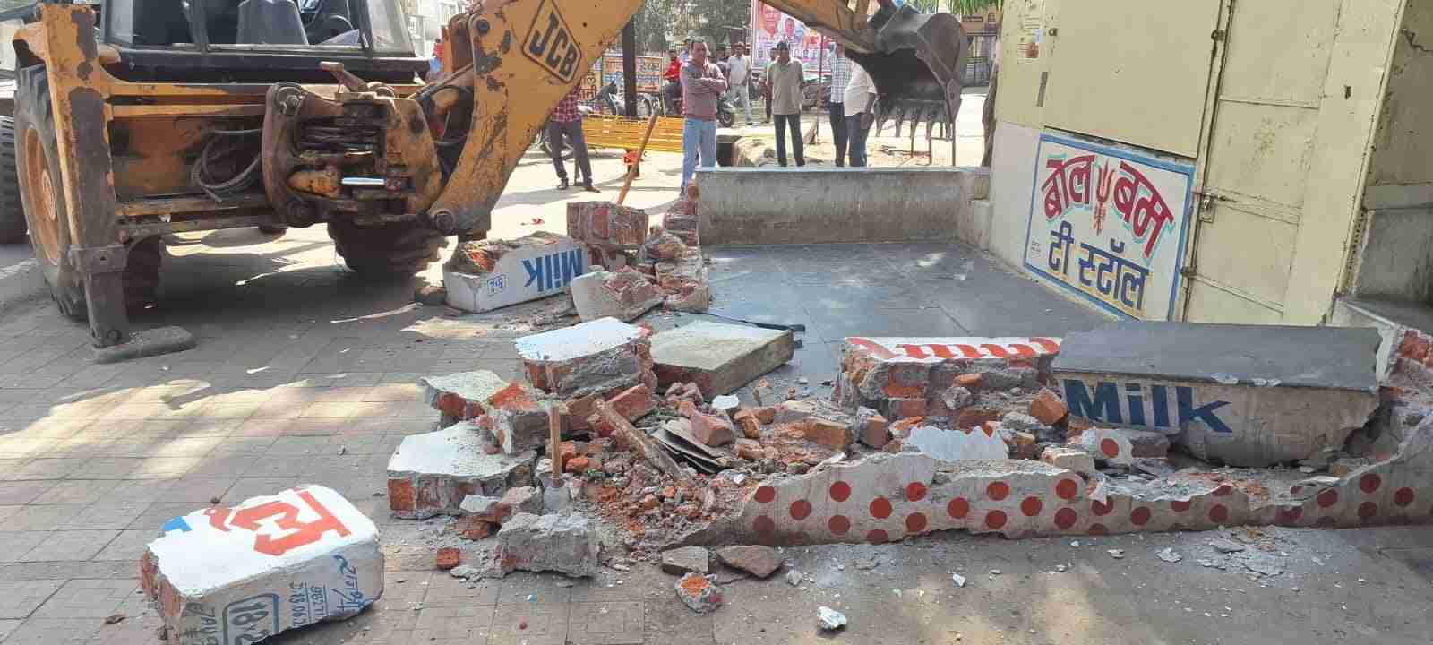 सड़क किनारे लगे अवैध बोर्ड पर निगम की कार्रवाई