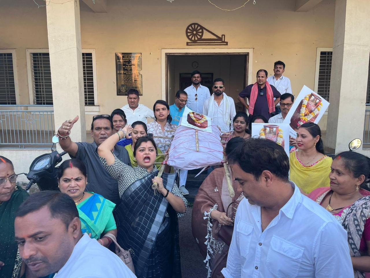 सिलेंडर के बढ़े दाम पर भड़की महिला कांग्रेस, कंधे पर 'गैस' की अर्थी लेकर सड़क पर उतरीं कार्यकर्ता
