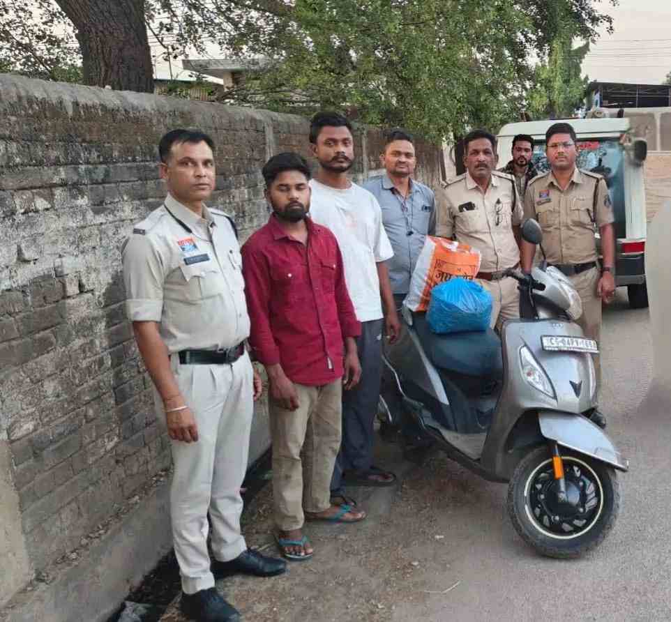 ओडिशा से मोपेड की डिक्की में छिपाकर रायपुर ला रहे थे लाखों का गांजा, खमतराई पुलिस ने घेराबंदी कर 2 तस्करों को दबोचा