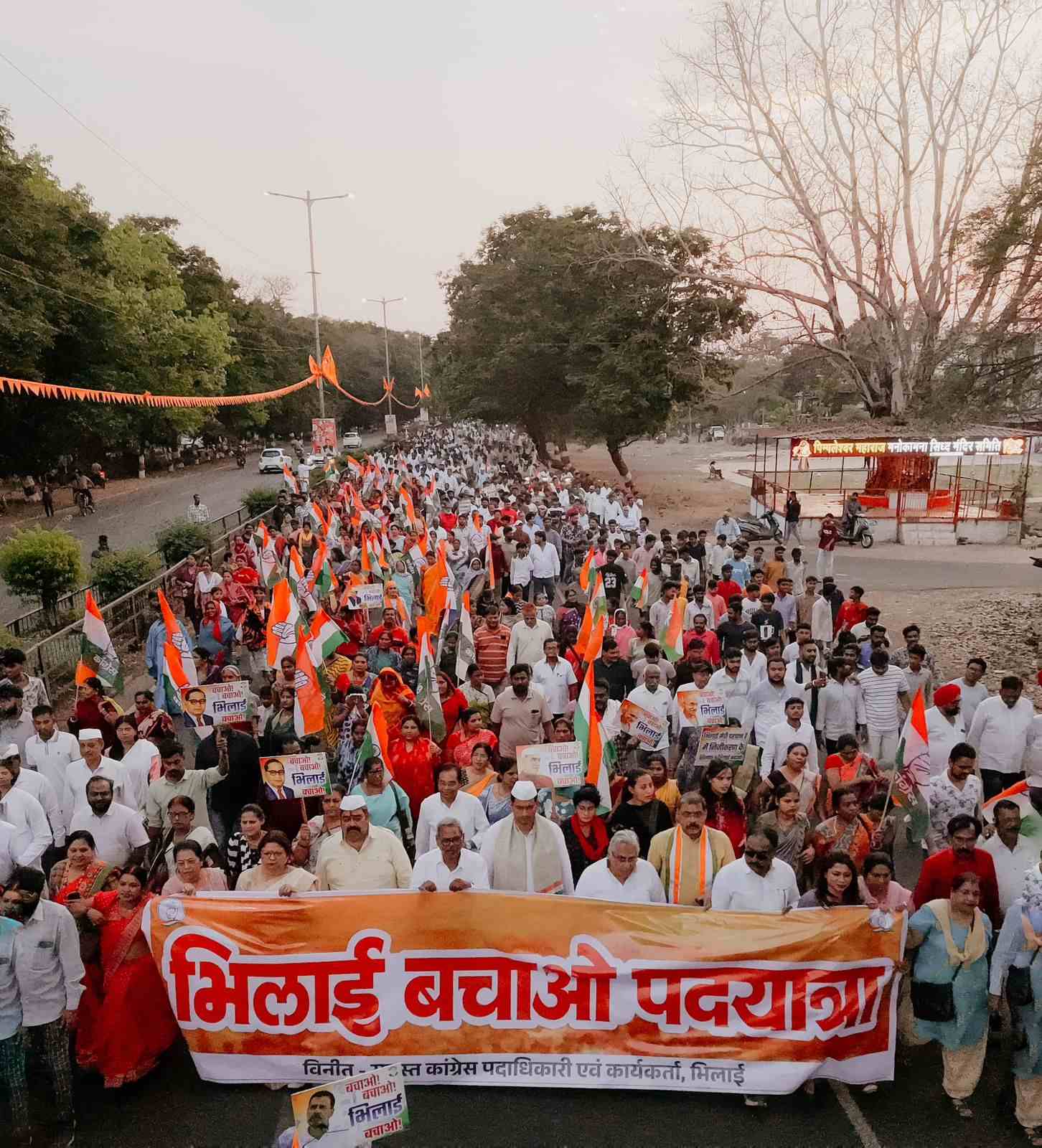 BSP प्रबंधन को 30 दिन का अल्टीमेटम: भिलाई को बचाने सड़क पर उतरा हुजूम, विधायक देवेंद्र यादव के नेतृत्व में 1000 कदमों की निकली मौन पदयात्रा