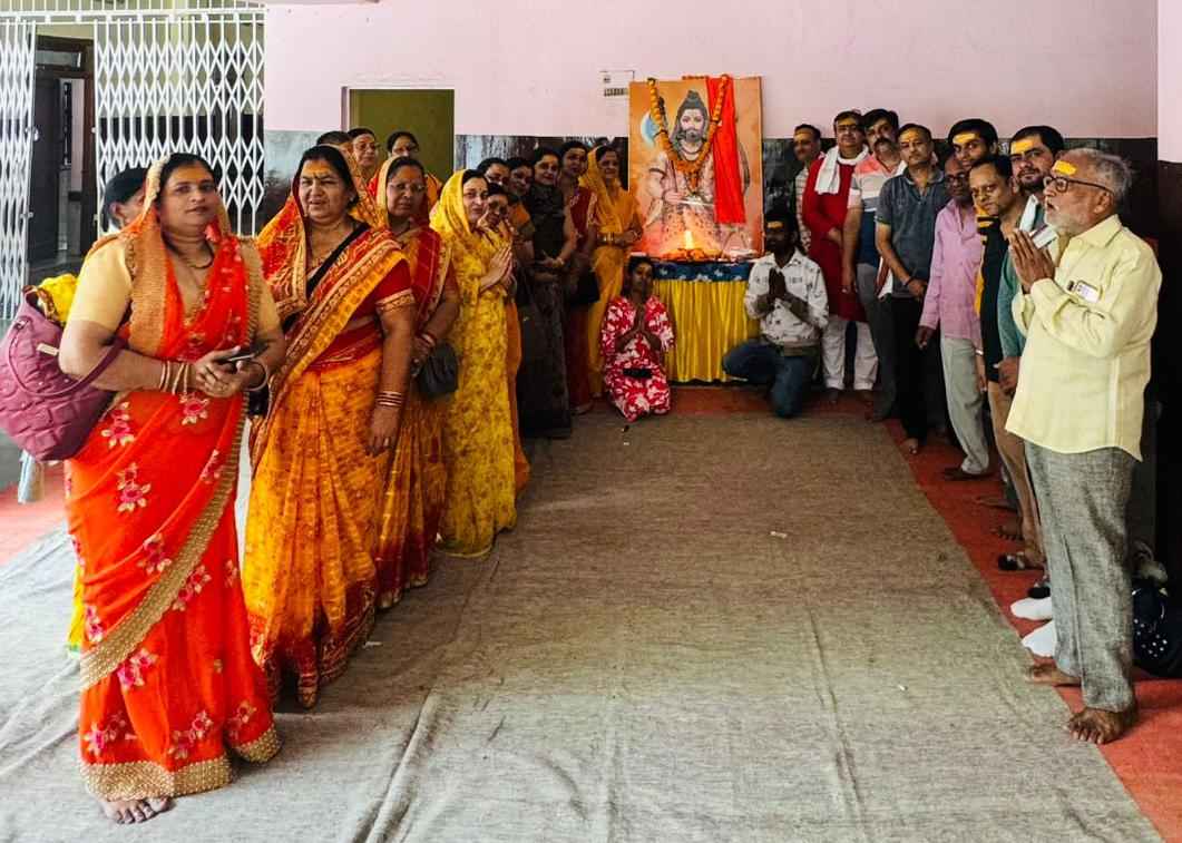 समग्र ब्राह्मण परिषद ने मनाया परशुराम जन्मोत्सव, महामाया मंदिर में पूजा के बाद राहगीरों को पिलाई छाछ