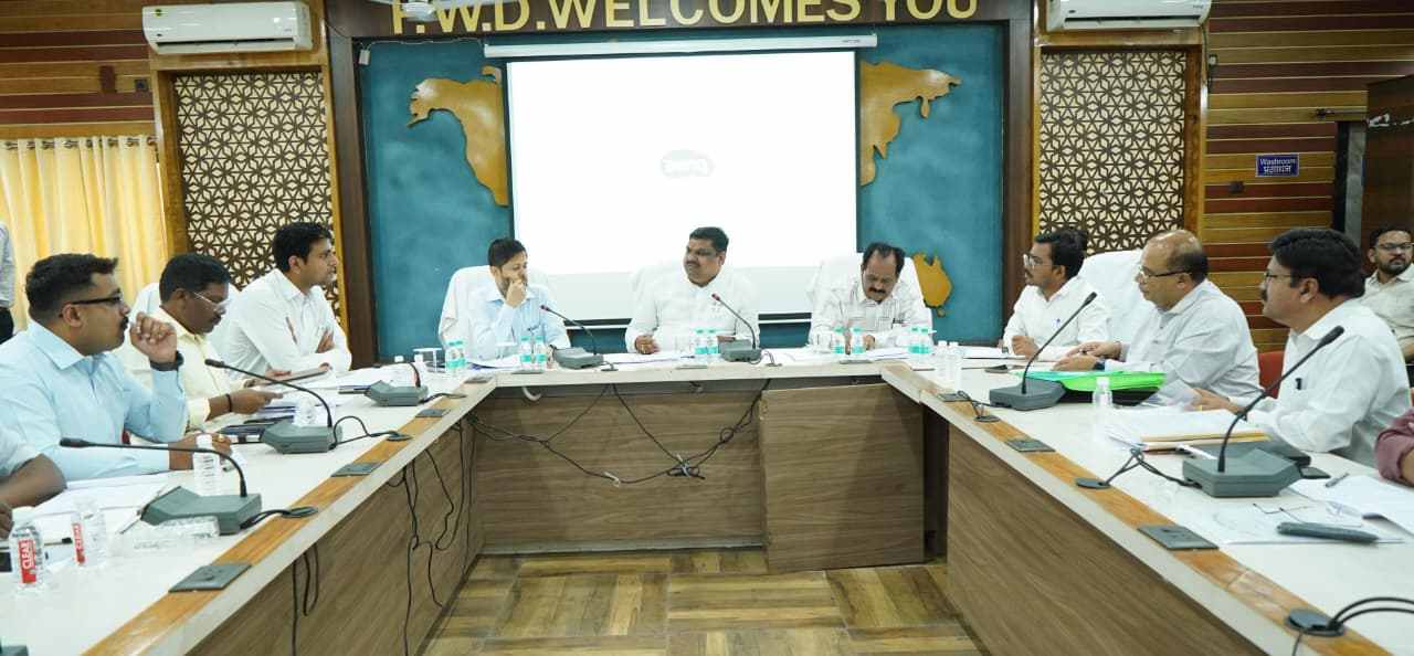 मंत्री गजेन्द्र यादव ने ली दुर्ग के विकास कार्यों की समीक्षा बैठक