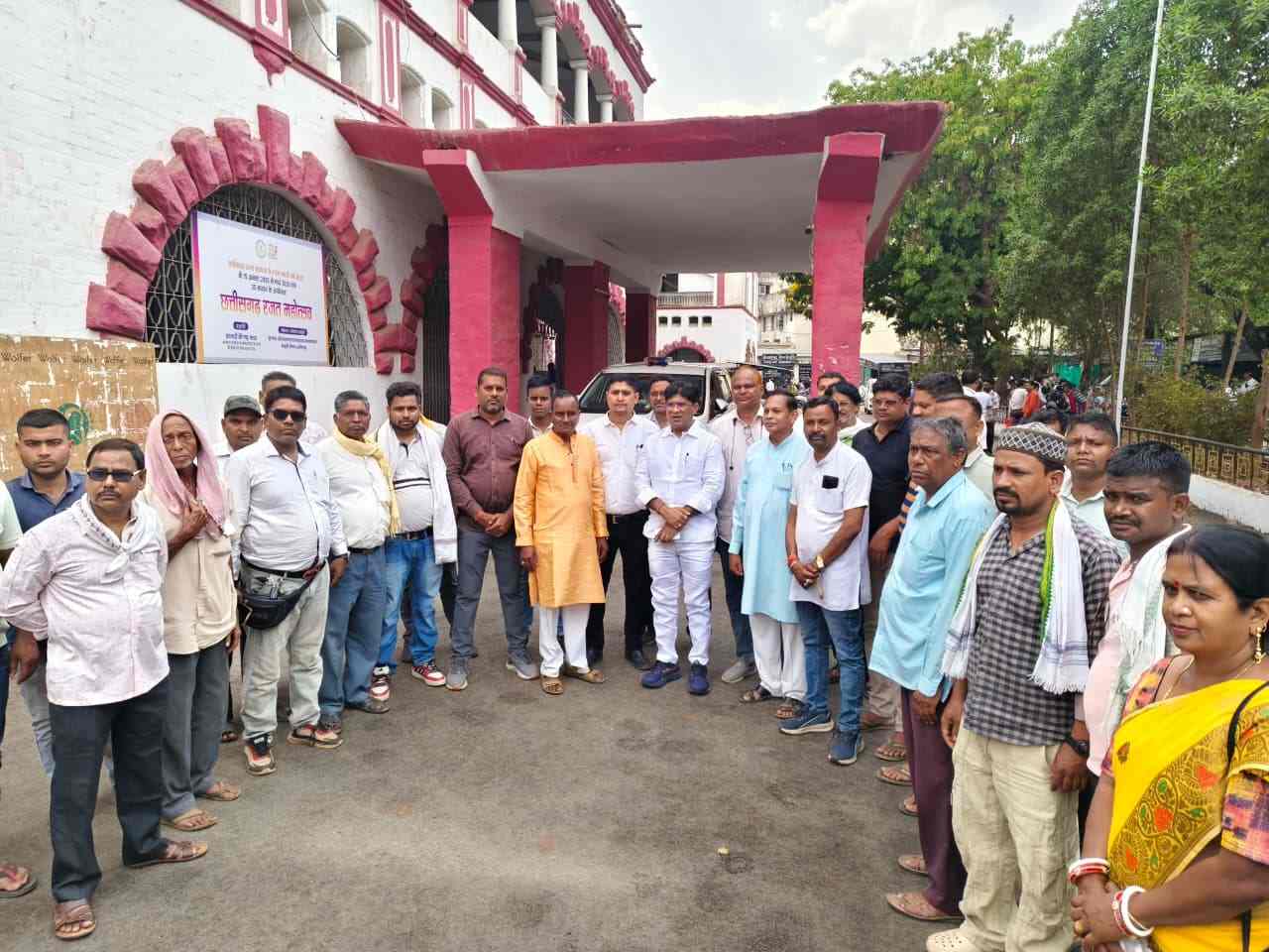 दुर्ग: 4 गुना मुआवजे की मांग कर रहे किसानों को पुलिस ने किया गिरफ्तार, कांग्रेस की एंट्री के बाद बैकफुट पर आया प्रशासन; सभी निःशर्त रिहा