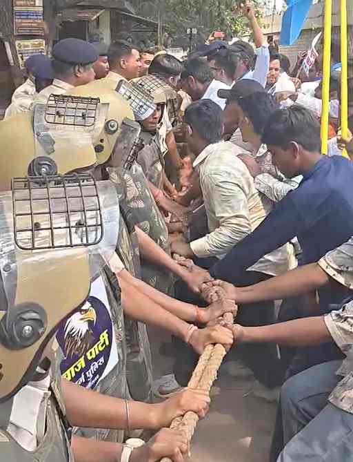छत्तीसगढ़ में NSUI का हल्ला बोल: छात्रसंघ चुनाव की मांग को लेकर इंदिरा गांधी कृषि विवि में उग्र प्रदर्शन, पुलिस से भिड़े कार्यकर्ता