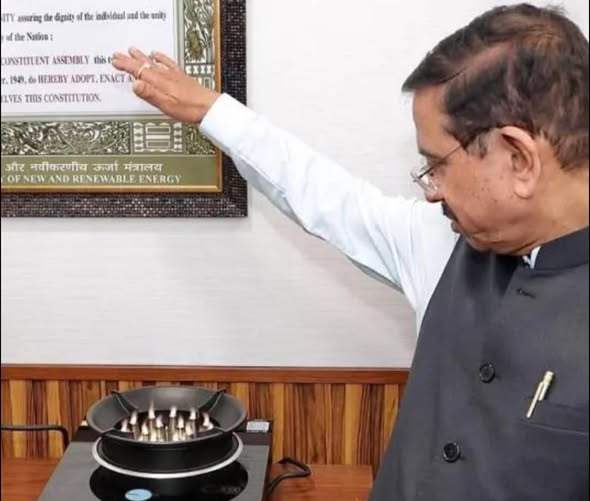 LPG गैस की किल्लत के बीच आ गया 'जादुई' चूल्हा: प्लग लगाते ही धू-धू कर निकलती हैं लपटें, केंद्रीय मंत्री ने शेयर किया वीडियो