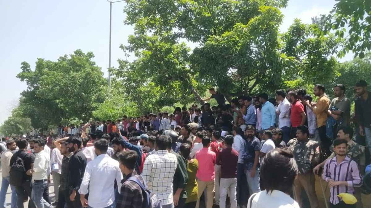 नोएडा में भड़के 50 हजार मजदूर: पुलिस की 2 गाड़ियों समेत 5 वाहन फूंके, दिल्ली बॉर्डर सील, CM योगी ने दिए सख्त निर्देश