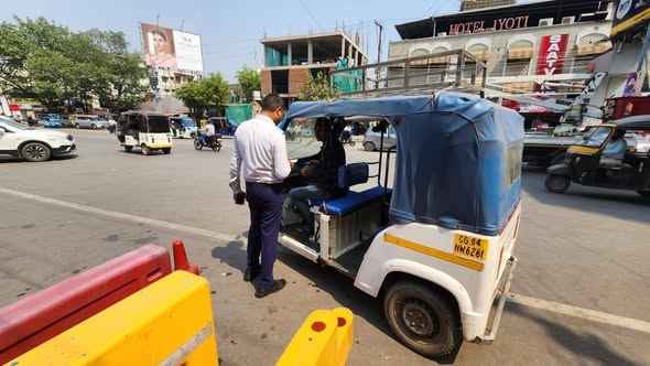 रायपुर में ई-रिक्शा चालकों में मची खलबली: ट्रैफिक पुलिस का बड़ा एक्शन, 78 पर गिरी गाज, मौके पर ही वसूला गया पेंडिंग चालान