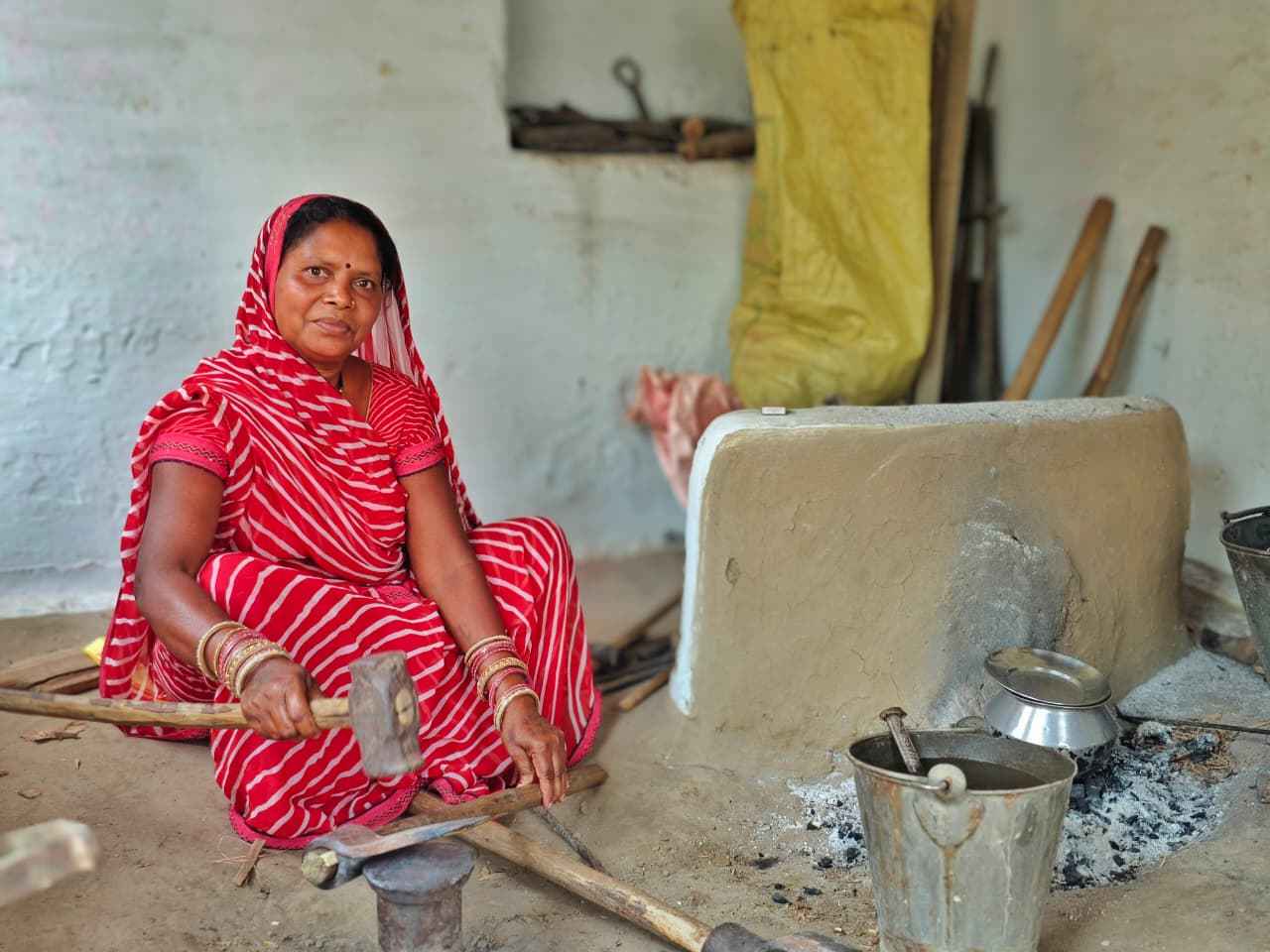 कच्चे मकान से पक्के घर तक का सफर: लोहे को आकार देकर अपनी किस्मत गढ़ रही बघमरा की संतोषी, सरकारी योजनाओं ने बदली जिंदगी