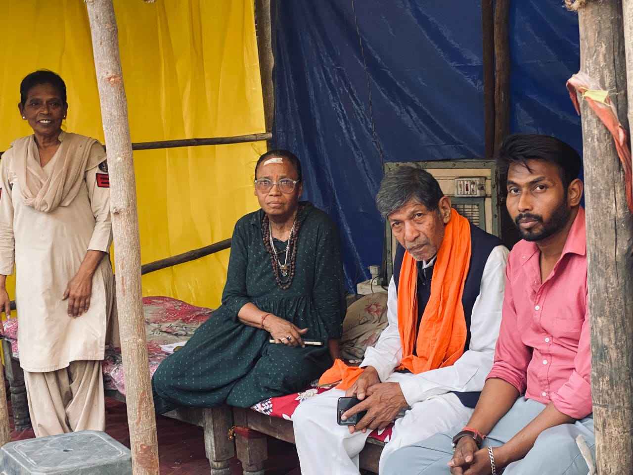 स्वतंत्रता सेनानी के वंशजों पर भू-माफियाओं का कहर: भू-माफियाओं ने घर में लगाई आग व काटा नल का कनेक्शन; अफसरों ने CM का नाम लेकर धमकाया तो पूर्व गृहमंत्री को आना पड़ा धरने पर