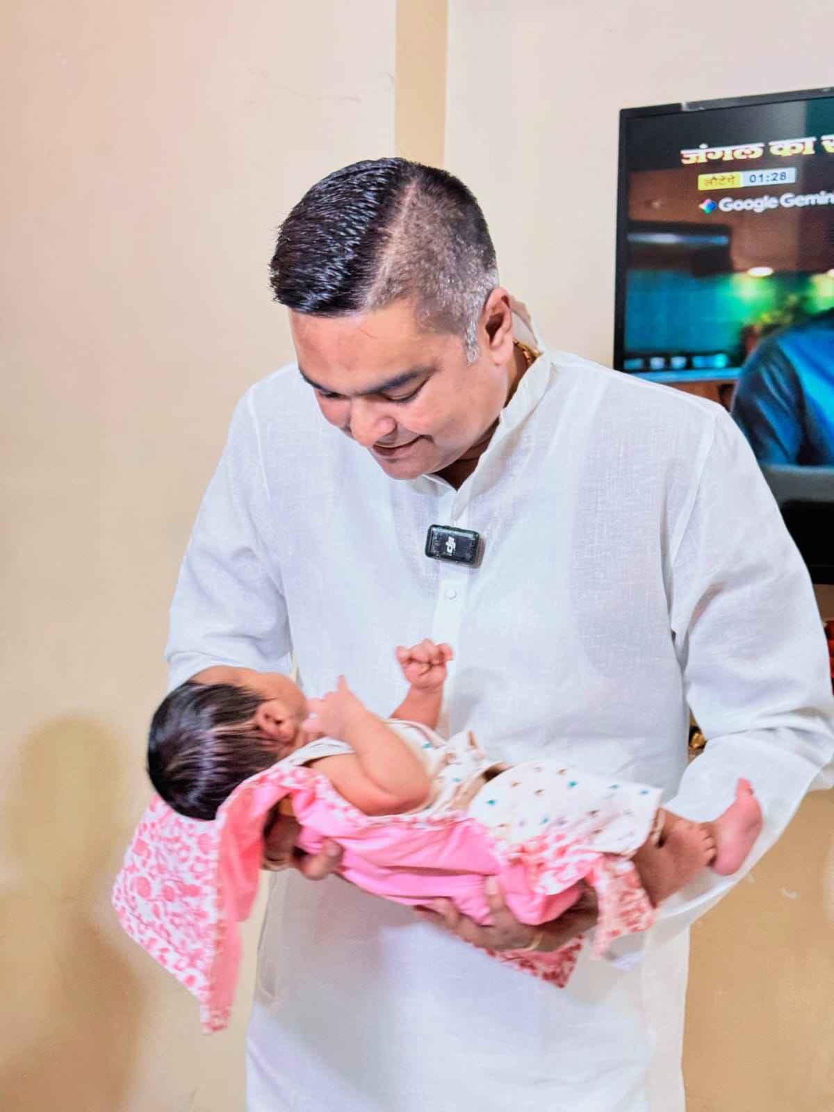 वैशाली नगर विधायक बने बेटियों के 'चाचा': 11 हजार की 'मां का दुलार' किट लेकर पहुंचे नवजात 'लाडो' के घर