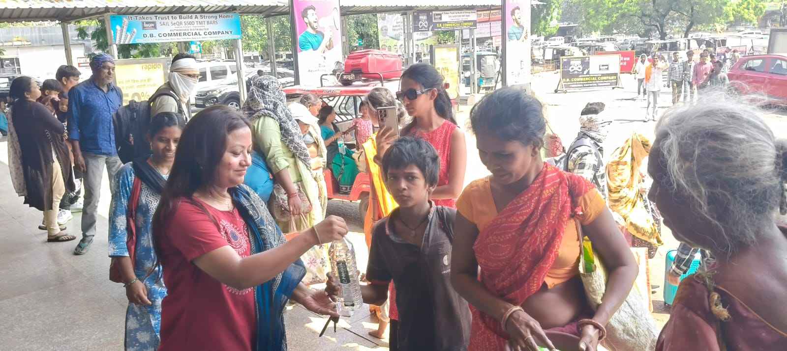 भीषण गर्मी में प्यासों के लिए 'अमृत' बना आर्य समाज का अभियान: रेलवे स्टेशन पर यात्रियों को बांटी ठंडी छाछ और पानी, युवाओं ने पेश की मिसाल