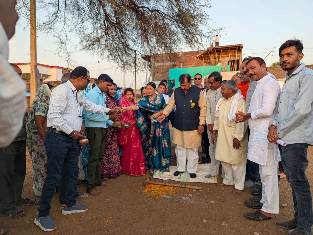 पाटन में बिना विधायक के भी नहीं रुका विकास! सांसद विजय बघेल ने अरसनारा को दी सीसी रोड और सामुदायिक भवन की सौगात