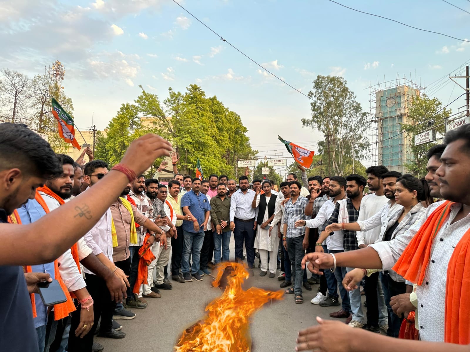 राहुल गांधी की टिप्पणी पर भड़के युवा मोर्चा के कार्यकर्ता: सड़कों पर उतरकर की नारेबाजी, फूंका पुतला