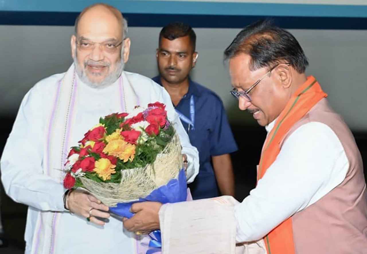 गृहमंत्री अमित शाह पहुंचे रायपुर, स्वामी विवेकानंद एयरपोर्ट पर CM साय ने किया जोरदार स्वागत