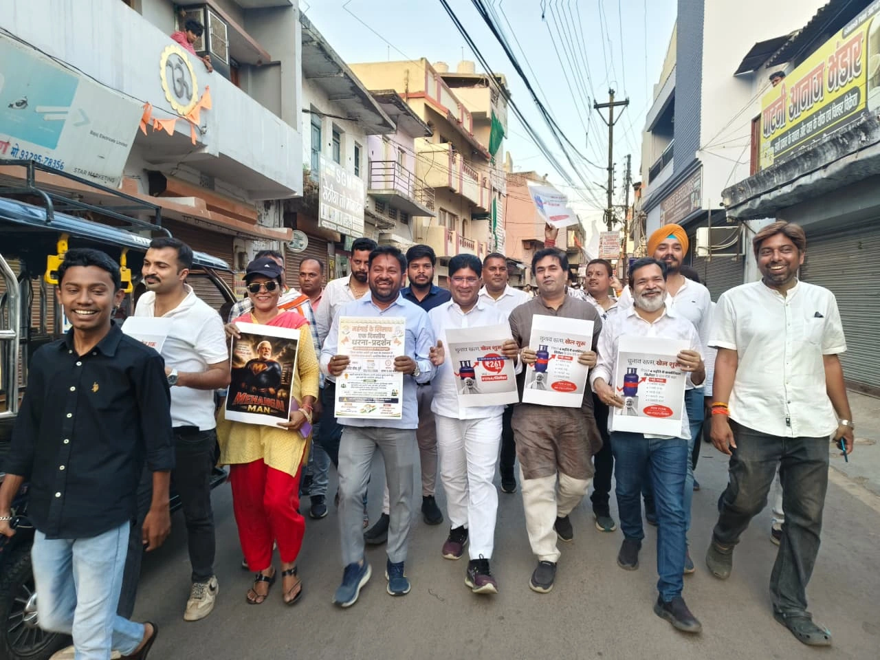महंगाई से हाहाकार: गैस सिलेंडर के दामों में ₹1303 की 'आग', भड़की कांग्रेस ने सड़क पर उतरकर केंद्र के खिलाफ खोला मोर्चा