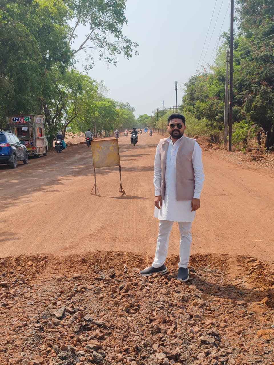 ओवरब्रिज से तुमगांव तक उड़ रही धूल से जनजीवन अस्त-व्यस्त, भाजपा नेता तुषार साहू ने ठेकेदार की लापरवाही पर खड़े किए सवाल