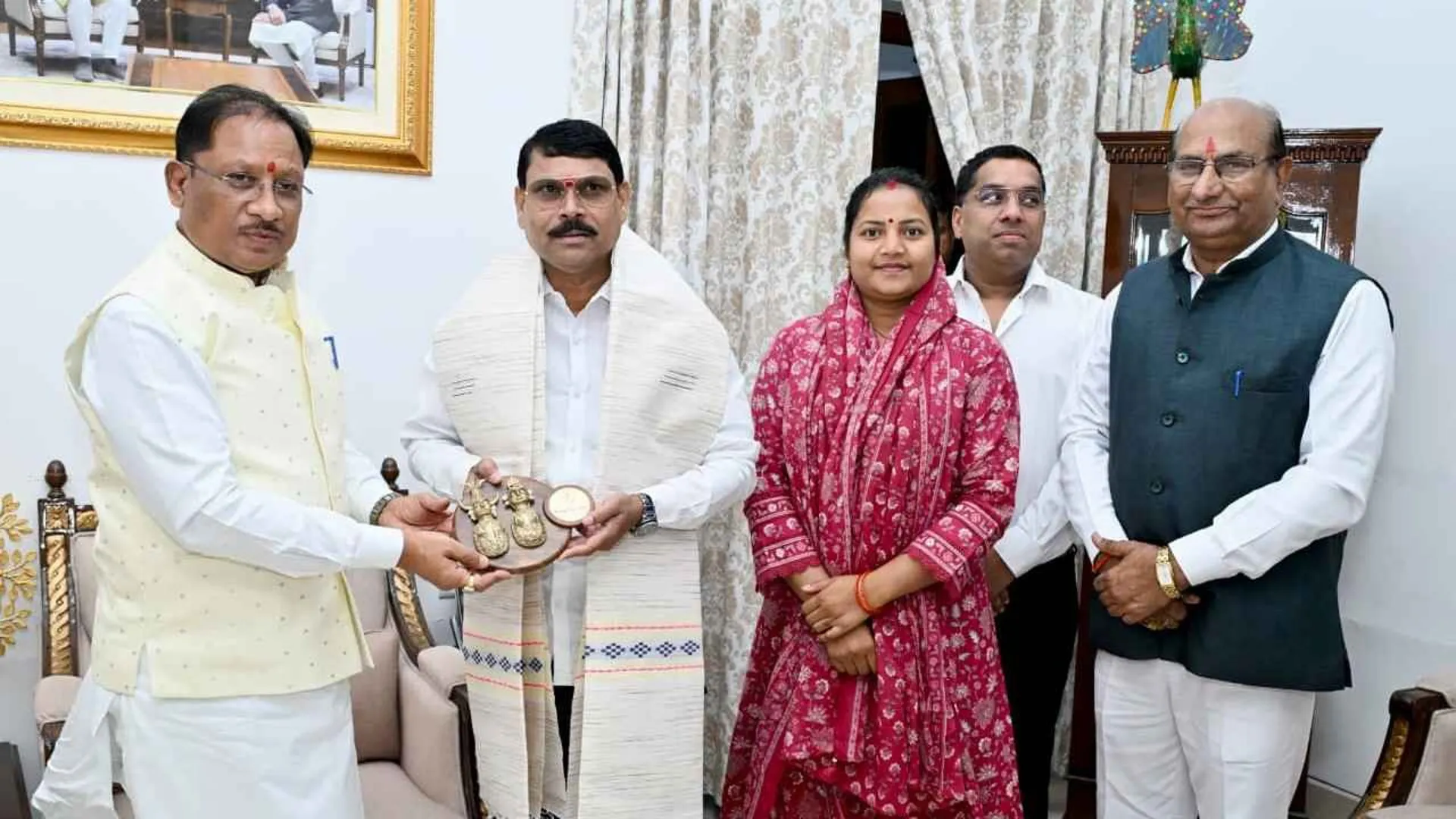 छत्तीसगढ़ का धान खरीदी मॉडल बना नजीर : महाराष्ट्र के विधायक दल ने मुख्यमंत्री विष्णुदेव साय से की मुलाकात, व्यवस्था को बताया अनुकरणीय