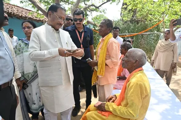 CM साय ने कोंडागांव में देखीं 150 साल पुरानी दुर्लभ पांडुलिपियां