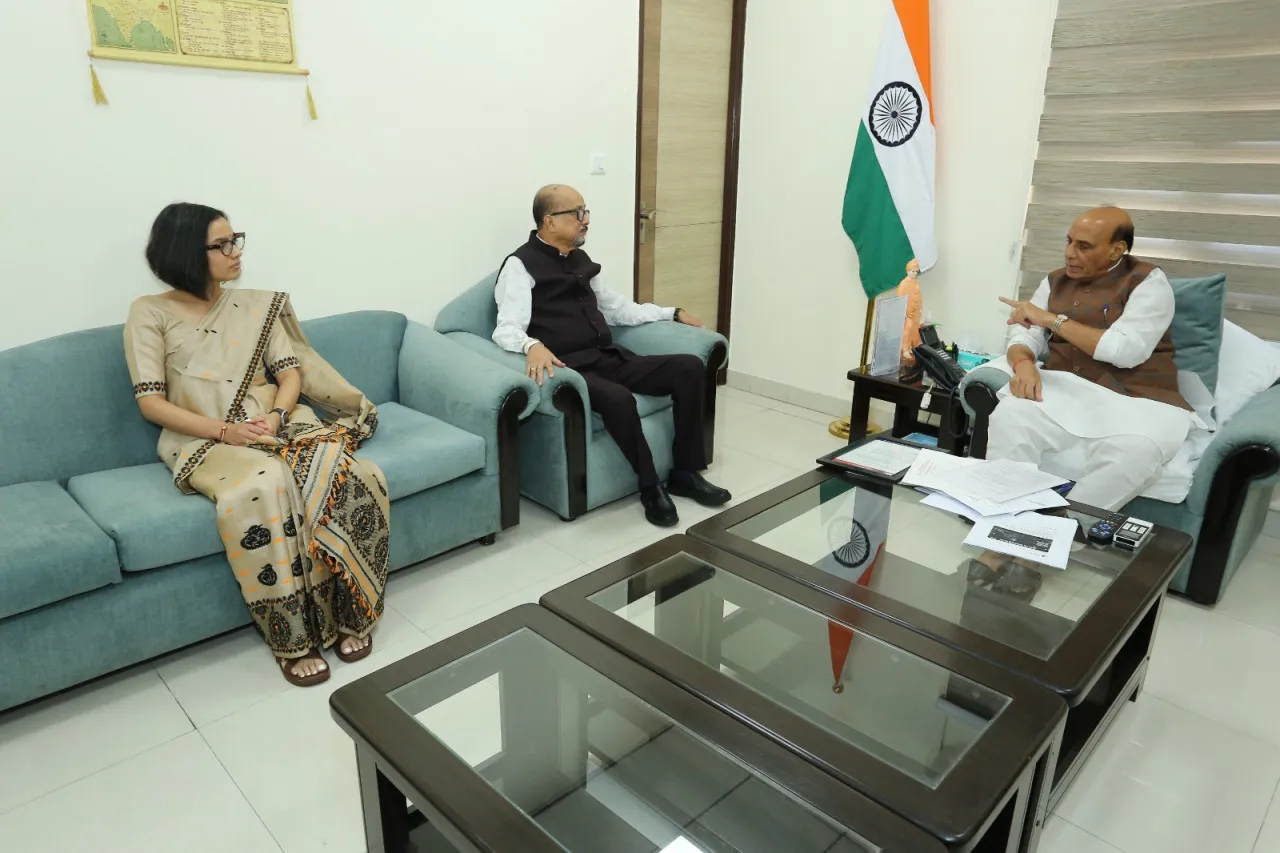 राज्यपाल रमेन डेका ने रक्षा मंत्री राजनाथ सिंह से की मुलाकात, समसामयिक विषयों पर हुई गहन चर्चा