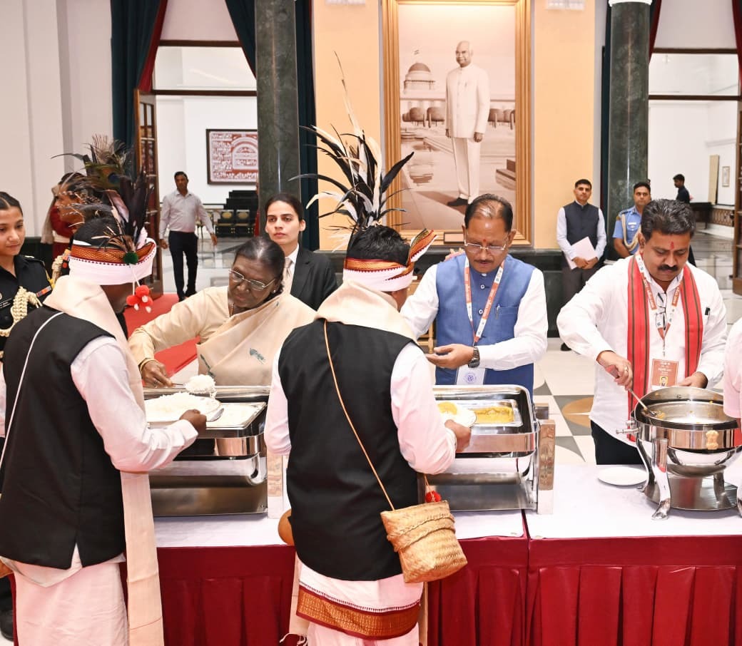 राष्ट्रपति भवन में दिखा बस्तर का वैभव, राष्ट्रपति मुर्मु ने खुद अतिथियों को परोसा भोजन