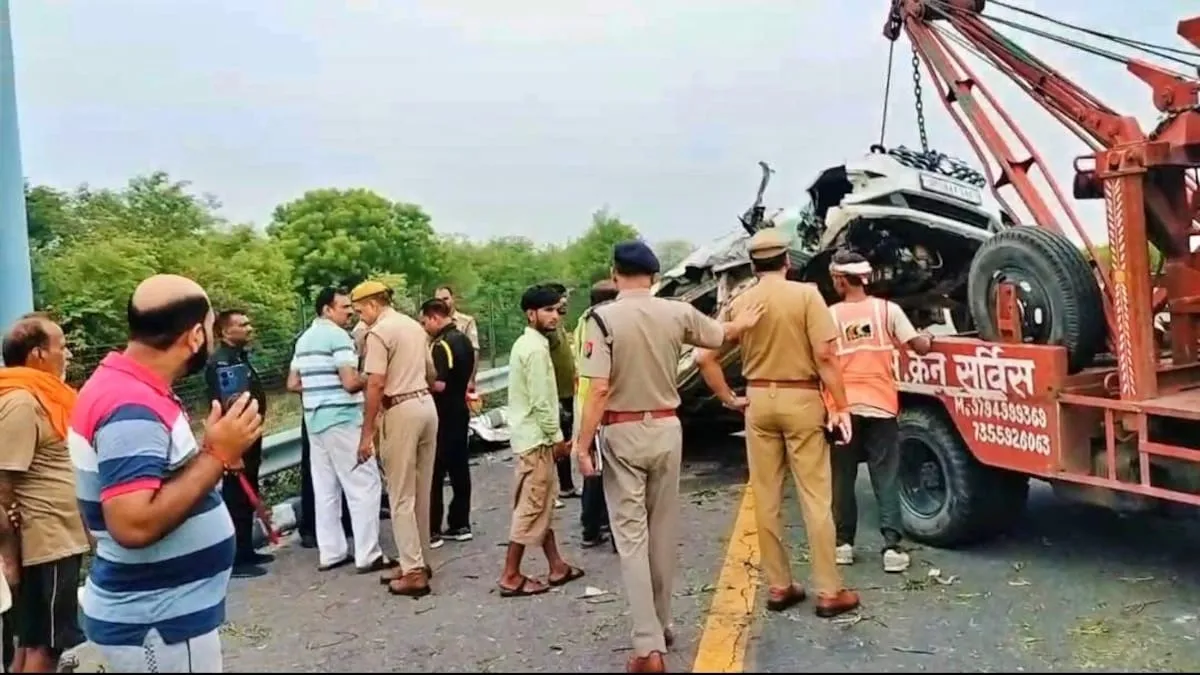 आगरा-लखनऊ एक्सप्रेसवे पर भीषण सड़क हादसा: दो मासूमों समेत पांच की मौत