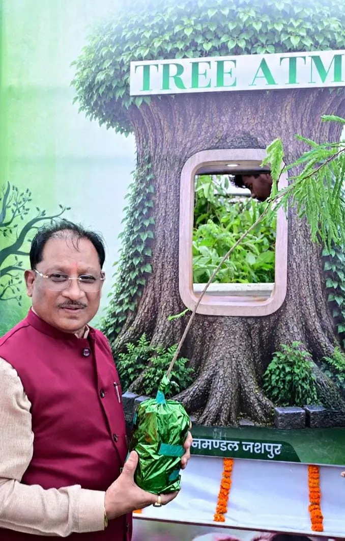 जशपुर में मुख्यमंत्री विष्णुदेव साय ने मोबाइल ट्री एटीएम को दिखाई हरी झंडी