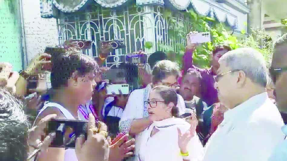 ममता बनर्जी के काफिले पर जानलेवा हमला, पूर्व मुख्यमंत्री की कार पर फेंके पत्थर और कीचड़