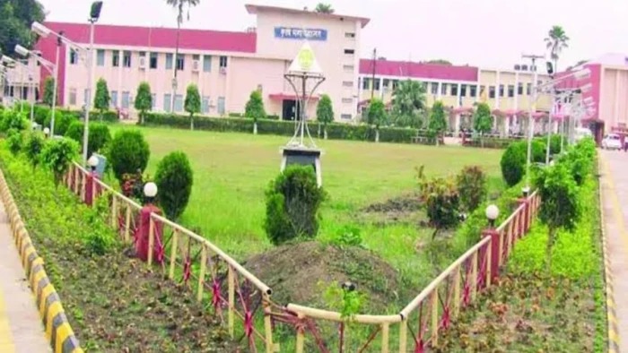 IGKV पेपर लीक: परीक्षा से 2 घंटे पहले व्हाट्सएप पर पहुंचा प्रश्नपत्र, 1200 छात्रों की मेहनत पर फिरा पानी; FIR दर्ज