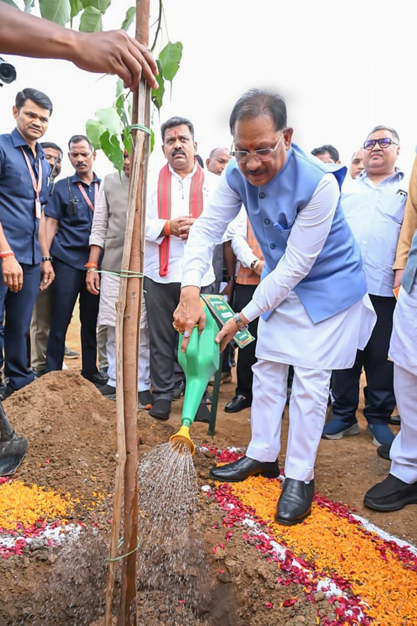 नया रायपुर में बना अनोखा रिकॉर्ड: 15 एकड़ में एक साथ लगे 2500 पीपल के पौधे, CM साय ने 'माँ के नाम' पौधा लगाकर की 'पीपल फॉर पीपुल' अभियान की शुरुआत!