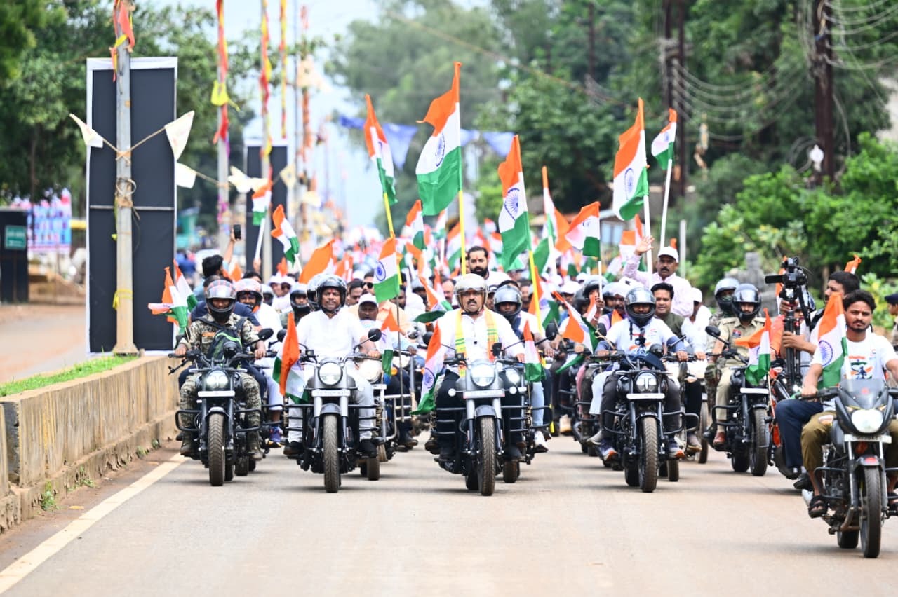 बस्तर तिरंगा यात्रा 2026 का आगाज: उपमुख्यमंत्री विजय शर्मा और वन मंत्री केदार कश्यप ने बाइक पर तिरंगा थाम भरी हुंकार