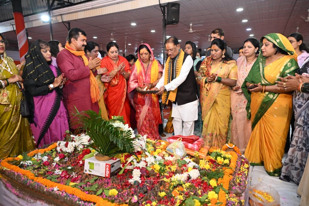 सावन में भक्तिमय हुए मुख्यमंत्री विष्णुदेव साय, रायपुर निवास पर सपरिवार किया भगवान शिव का रुद्राभिषेक
