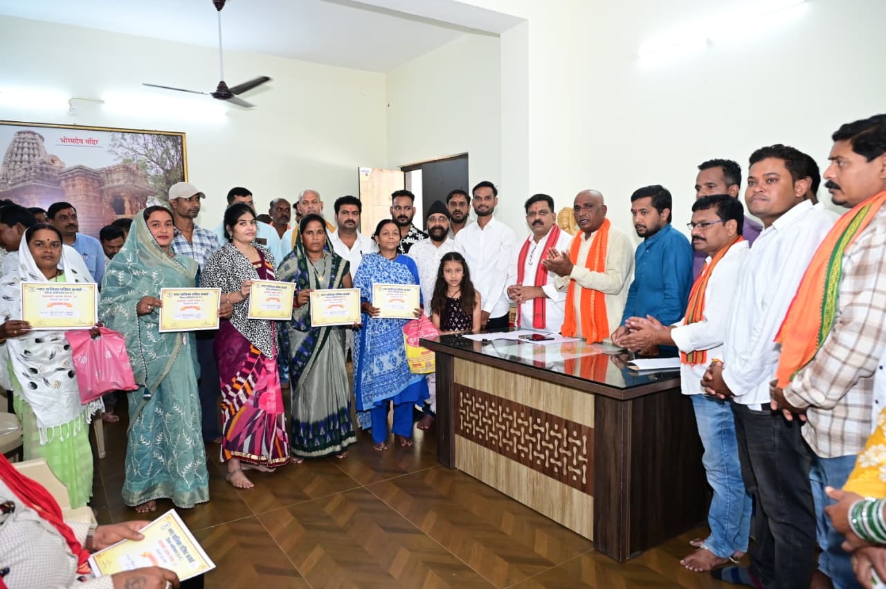 उप मुख्यमंत्री विजय शर्मा ने कवर्धा में वितरित किए पीएम आवास योजना के स्वीकृति पत्र; पच्चीस परिवारों का सपना होगा पूरा