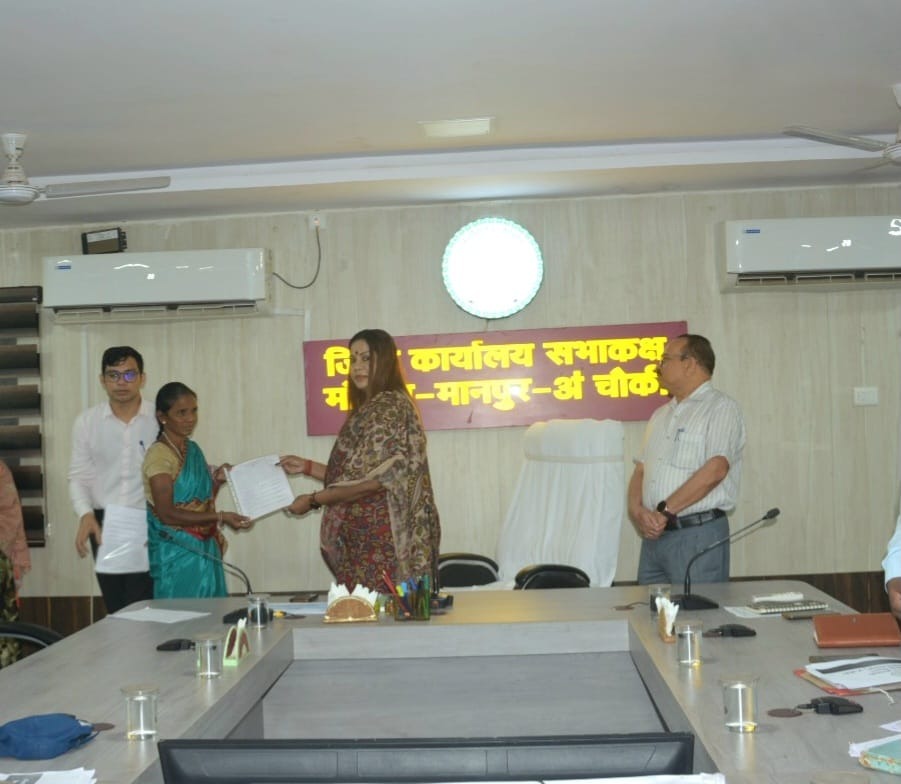 नक्सल हिंसा के जख्मों पर सरकारी मरहम: छत्तीसगढ़ में 5 पीड़ित परिवारों को मिली सरकारी नौकरी, कलेक्टर ने सौंपे नियुक्ति पत्र