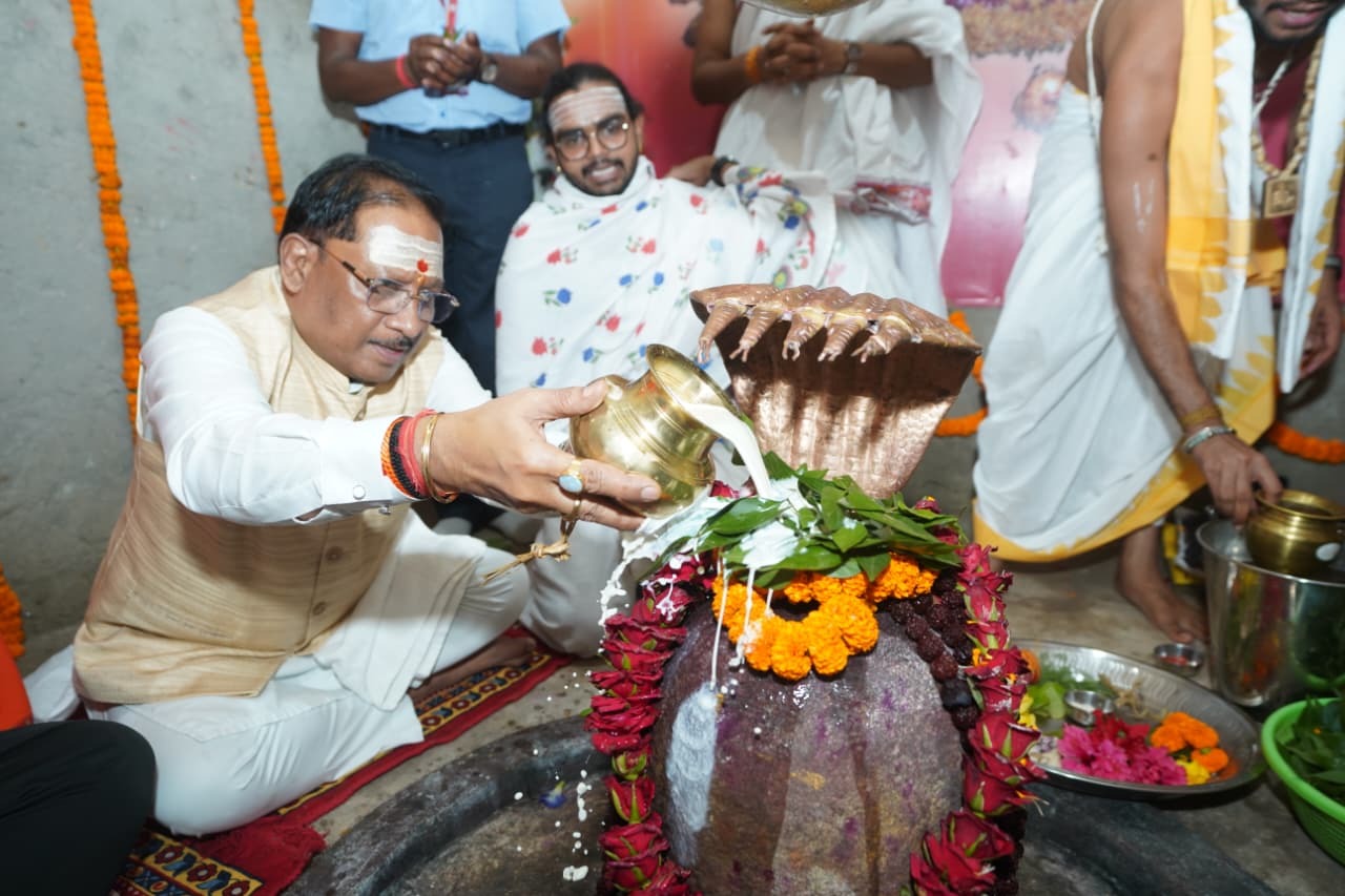 सीएम विष्णु देव साय ने बाबा कर्मेश्वर धाम में किया रुद्राभिषेक, कर्रा के विकास के लिए मंगल भवन की घोषणा